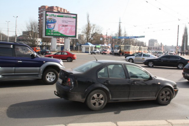 На площади Василевского столкнулись «Ниссан» и «Мерседес»: образовалась пробка