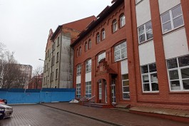 «Восьмой год за забором»: почему затянулся ремонт музыкального колледжа на улице Фрунзе в Калининграде