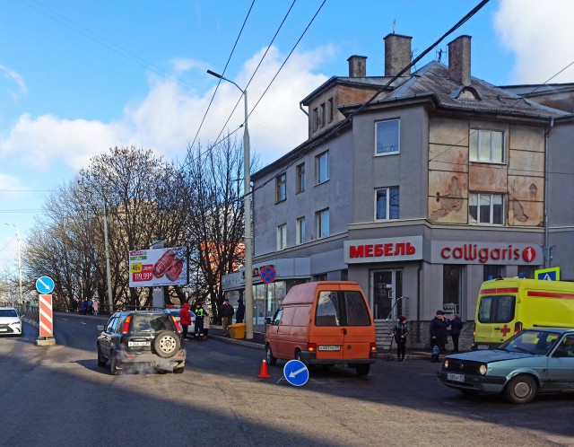 Очевидцы: На улице Горького в Калининграде сбили мать с ребёнком