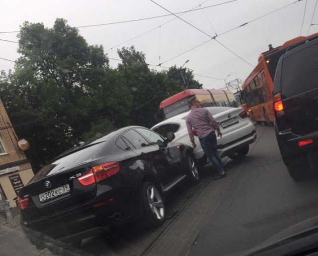 В центре Калининграда на трамвайных путях столкнулись два BMW X6