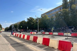 На улице Багратиона в Калининграде начали обустраивать приподнятые трамвайные платформы (фото)