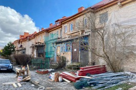 На улице Костикова в Калининграде начали ремонт столетнего дома (фото)