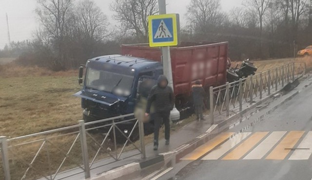 На трассе Калининград — Черняховск после ДТП грузовик вылетел в кювет и перевернулся