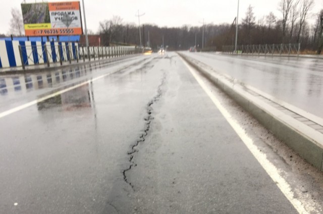 Власти обнаружили просадку дороги на новом подъезде к Зеленоградску
