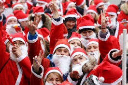 «Праздничное „шагом марш“»: в Калининграде состоялось шествие Дедов Морозов (фото)