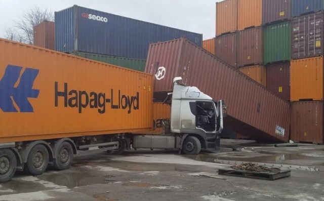 Очевидцы: В калининградском торговом порту контейнер упал на фуру (видео)