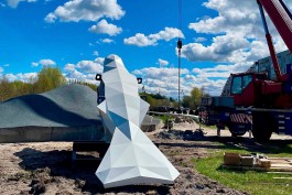 В Светлом приступили к установке въездного знака в виде чайки с фонарём (фото)