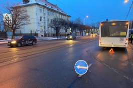 В центре Калининграда пенсионерка упала в салоне автобуса и сломала позвоночник