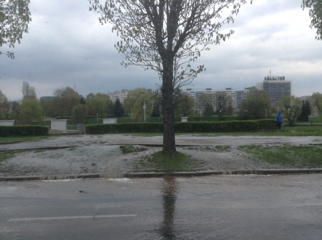 Улицу Пролетарскую затопило из-за прорыва старого водопровода (видео)