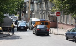 Водители игнорируют «кирпич» на ул. Уральской в Калининграде