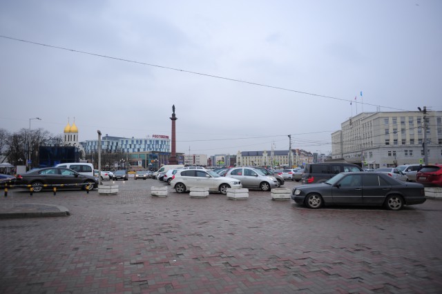 В Калининграде закрыли бесплатную парковку у КДЦ (фото)
