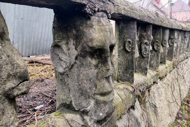«Тайна „забора острова Пасхи”»: кто и зачем построил ограду с лицами на проспекте Победы в Калининграде