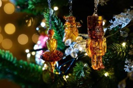 В Калининградской области создали ёлочные игрушки из янтаря в виде сказочных персонажей