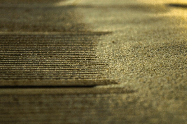 В Янтарном расчищают засыпанный песком променад
