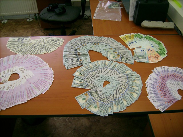 Двое граждан Казахстана пытались вывезти из региона 72 тысячи евро и 23 тысячи долларов