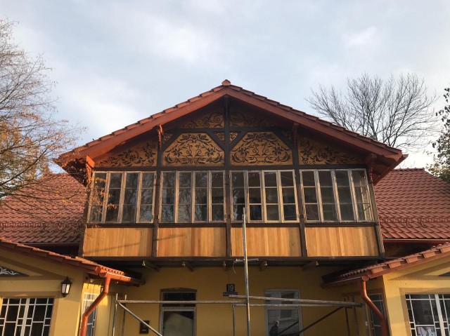 На историческом здании в Зеленоградске восстановили деревянное панно начала XX века