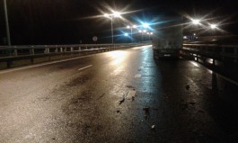 На Приморском кольце водитель «Митсубиси» врезался в фуру и сбежал: пассажиров госпитализировали