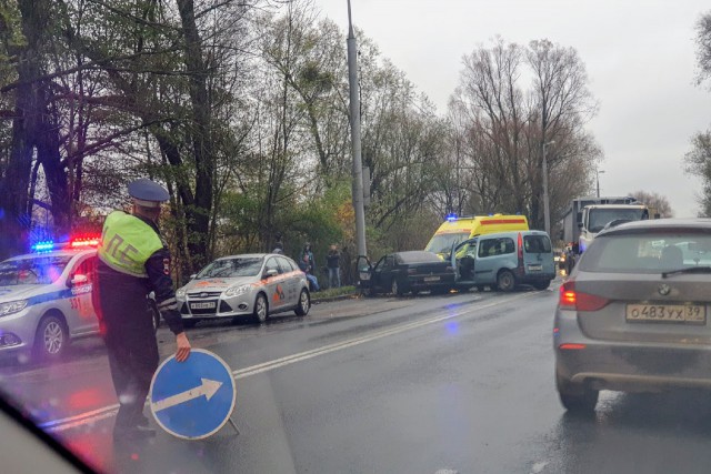 Из-за тройного ДТП на улице Суворова в Калининграде образовалась пробка в полтора километра