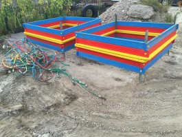 «Недоплатили»: подрядчик демонтировал часть детской площадки рядом с новым ФОКом в Немане (фото)