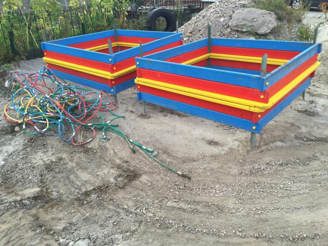 «Недоплатили»: подрядчик демонтировал часть детской площадки рядом с новым ФОКом в Немане (фото)