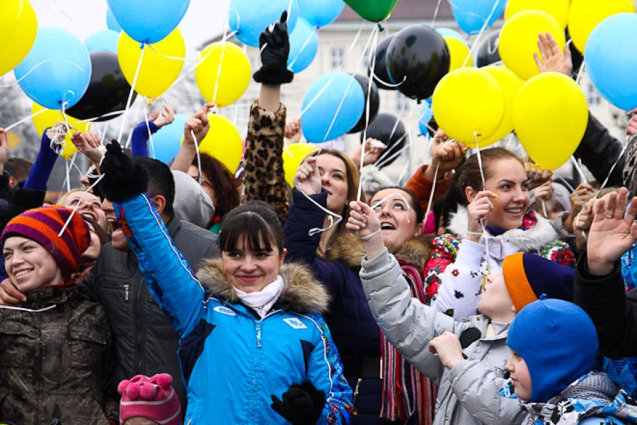 «Привет, Сочи»: калининградцы выпустили в небо сотни шаров в честь открытия Олимпиады (фото)