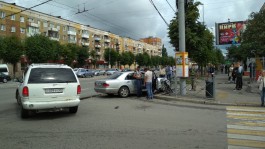На Ленинском проспекте в Калининграде «Мерседес» вылетел на тротуар после столкновения с «Крайслером»