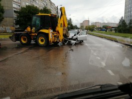 На улице Кошевого в Калининграде легковушка врезалась в трактор (видео)