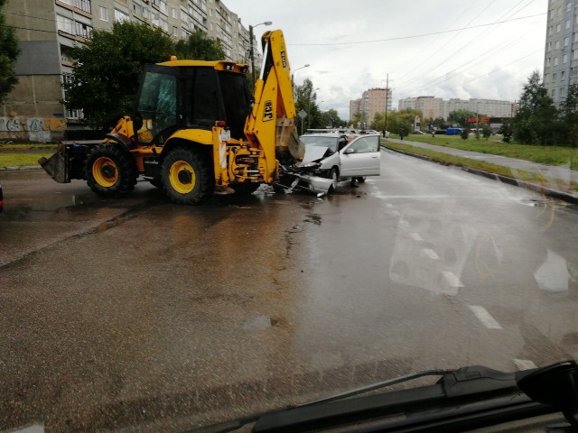 На улице Кошевого в Калининграде легковушка врезалась в трактор (видео)