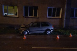 УМВД: Водитель въехавшего в столб на улице Карташёва «Фольксвагена» был пьян