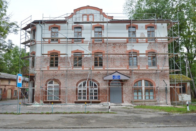 В Правдинске начали ремонт старинного здания бывшего привокзального отеля