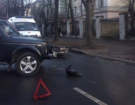 На ул. Невского в Калининграде столкнулись мотоцикл и «Нива»: образовалась пробка