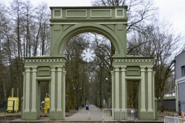 В Советске предлагают выбрать цвет для исторической арки в городском парке
