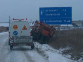 В Зеленоградском округе снегоуборочная машина съехала в кювет