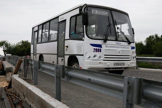 На проспекте Победы в Калининграде столкнулись грузовик и рейсовый автобус