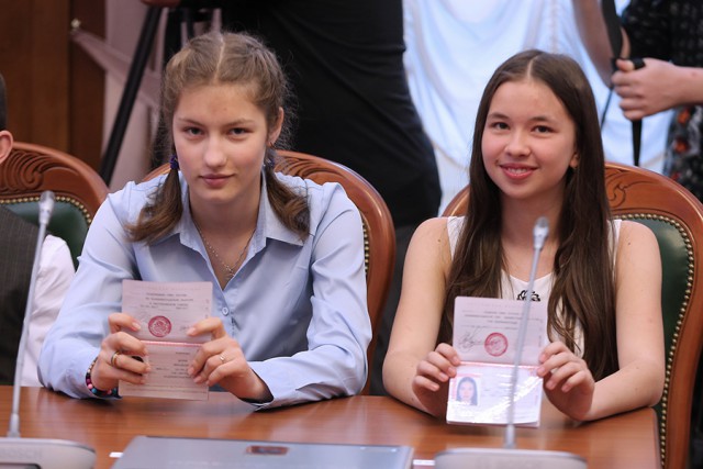 Антон Алиханов вручил паспорта калининградским школьникам (фото)
