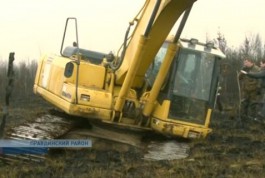Под Правдинском экскаватор провалился в болото, из которого пытаются достать самолёт времён ВОВ (видео)