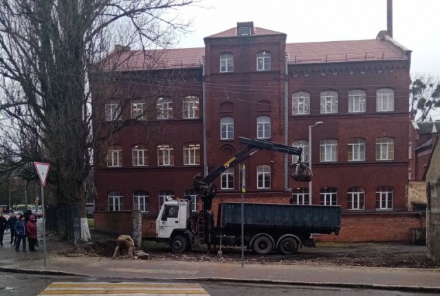 Рядом с немецким зданием школы №42 на улице Киевской сносят старые гаражи