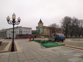 На площади Победы в Калининграде начали собирать новогоднюю ёлку