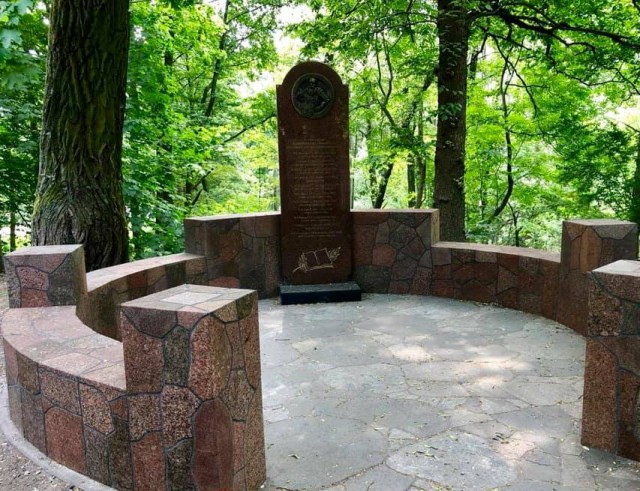 На Гвардейском проспекте в Калининграде восстановили памятник профессорам «Альбертины»
