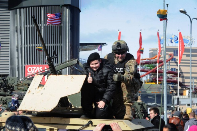 Рядом с границей Калининградской области прошли колонны военной техники НАТО