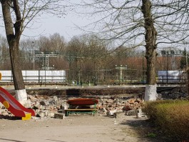 В Калининграде на территорию детского сада рухнул кирпичный забор «Балтики» (фото)