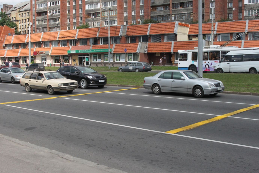На Московском проспекте установили шумовые полосы для автомобилей