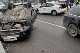 ГИБДД опубликовала видео аварии с перевернувшимся автомобилем на улице Гайдара в Калининграде
