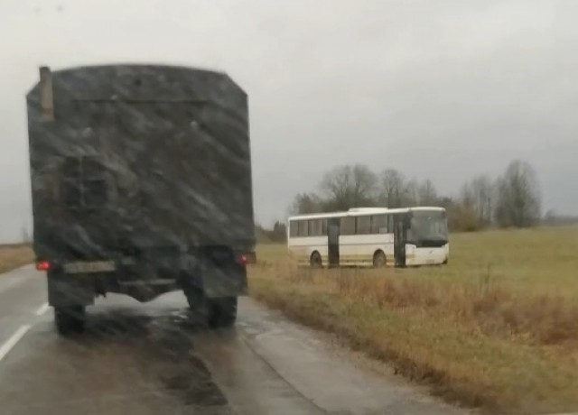Очевидцы: На трассе под Черняховском рейсовый автобус съехал в поле, водителю стало плохо