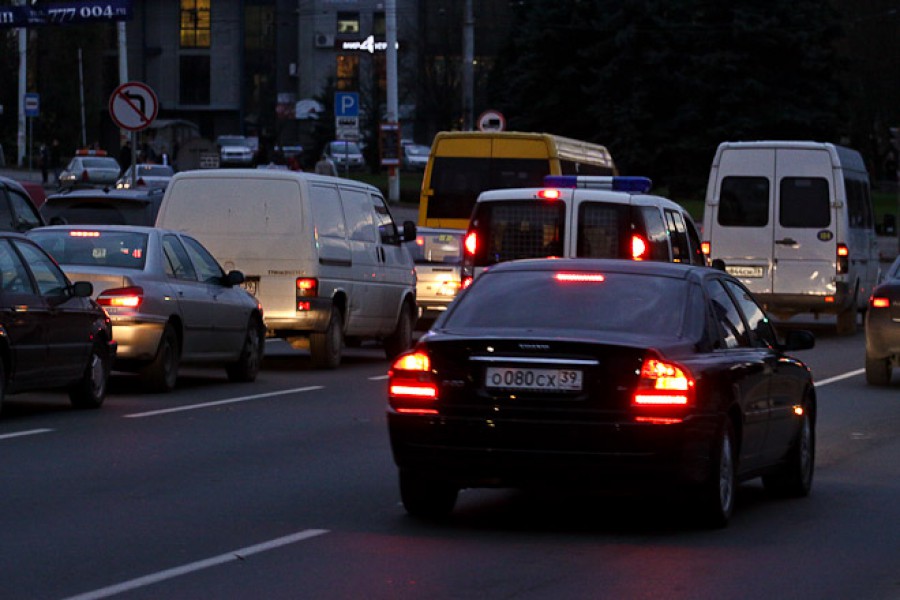 Полиция и ФСБ за ночь проверили 800 автомобилей на улицах Калининграда: изъяты ножи, кастеты, биты