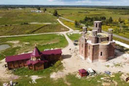 «Тёмный кирпич и византийский стиль»: в Славском округе возводят необычную церковь (фото)