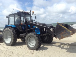 «Трактор ― от Лукашенко, прицеп ― из Польши»: в Зеленоградск привезли машину для очистки пляжа (фото)