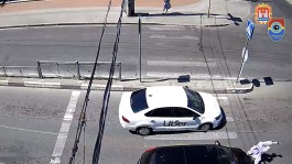 «Безопасный город» опубликовал видео, как автомобиль сбил пенсионерку на улице Горького (видео)