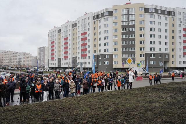 В Восточном микрорайоне Калининграда высадили почти сотню деревьев