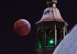 «Красный шар над городом»: калининградец сфотографировал лунное затмение (фото)